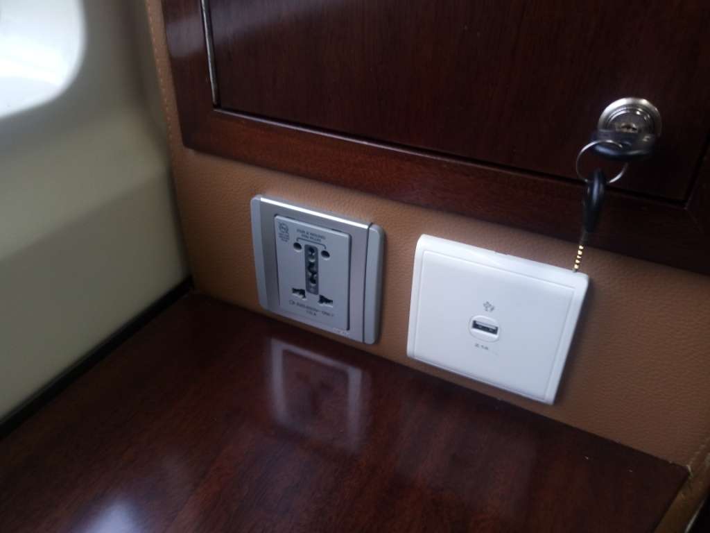 Ada juga stop kontak dan colokan USB.