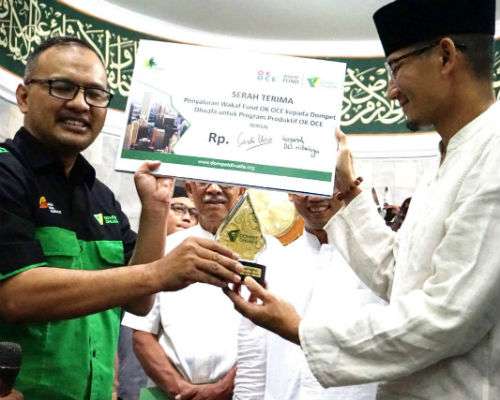 Sandiaga memberikan dana wakaf dengan nilai `Terserah Dompet Dhuafa`
