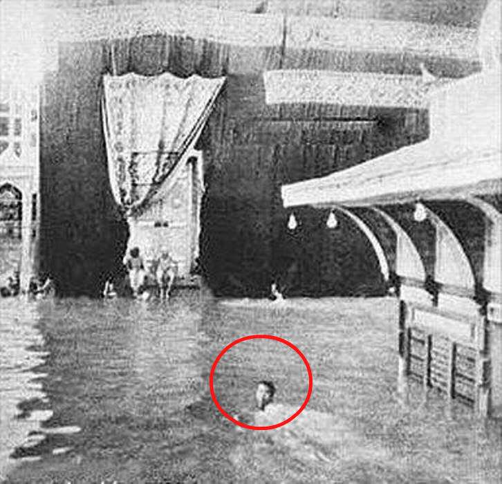 Ali menjalankan tawaf dengan cara berenang