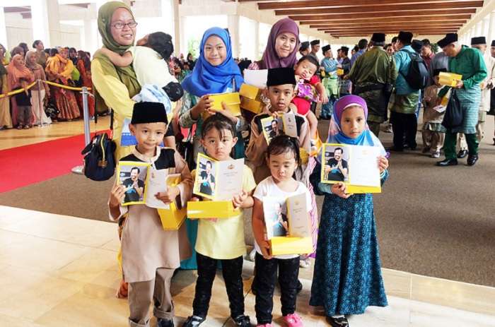 Sultan Brunei Darussalam memberikan THR untuk anak-anak kecil yang datang saat open house istana.