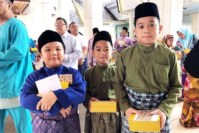 Raut wajah bahagia anak-anak setelah mendapatkan THR dari Sultan Brunei.