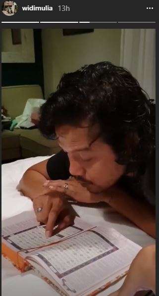 Dwi Sasono membaca Alquran