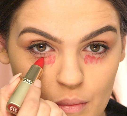 Manfaat lipstik merah untuk concealer