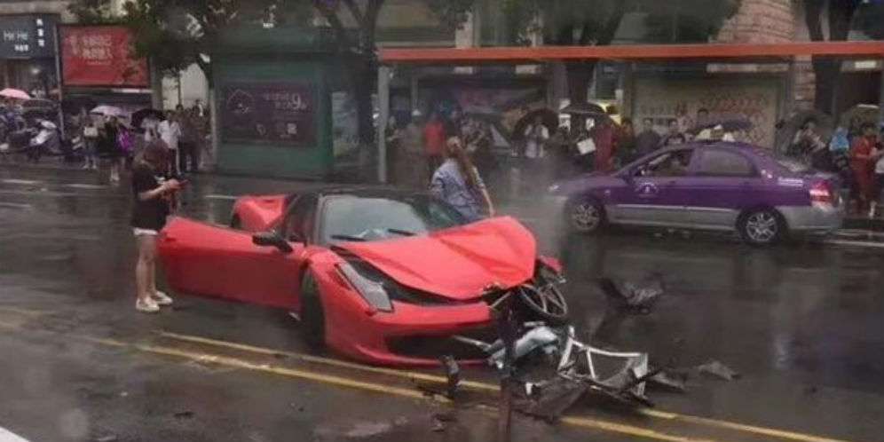 Mobil Ferrari hancur