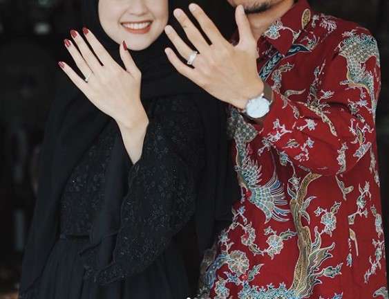 Gita Savitri tunangan