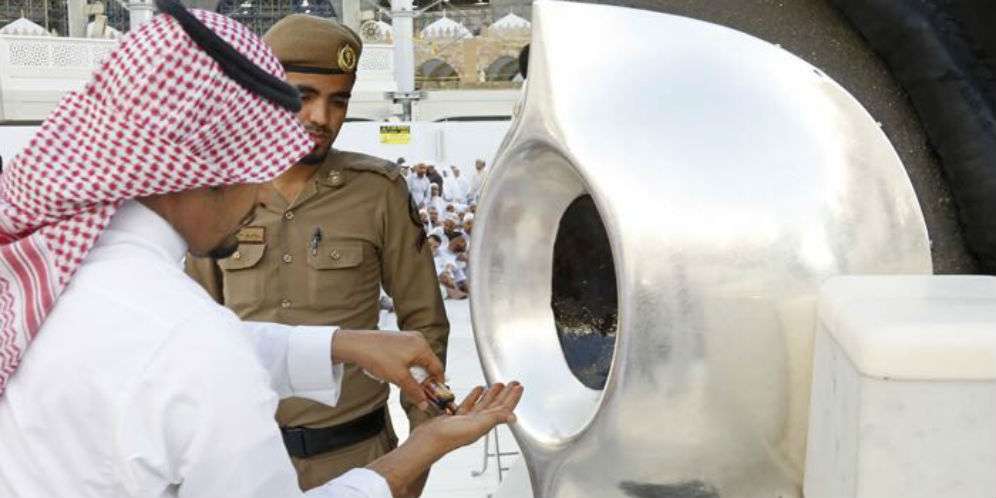 Memberikan wewangian kepada Hajar Aswad