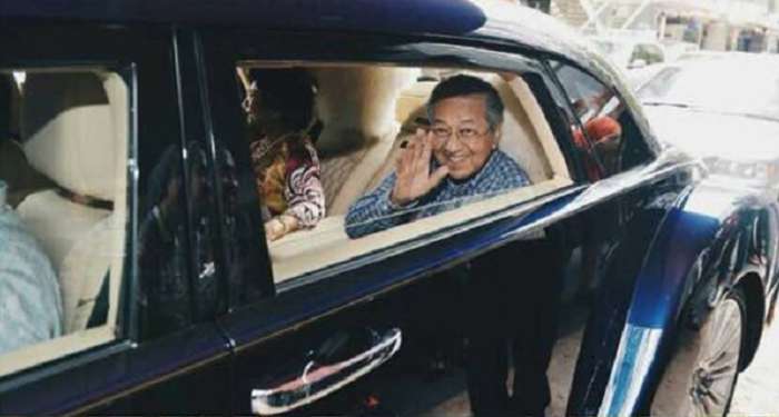 Foto PM Malaysia, Mahathir Mohammad, naik mobil mewah.