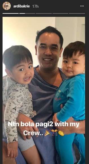 ardi bakrie bersama dua putranya