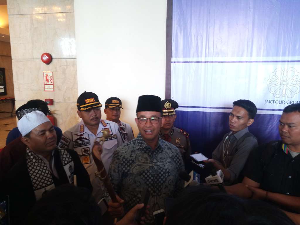 Anies Baswedan pamer tongkat dari Afrika Anies Baswedan pamer tongkat dari Afrika