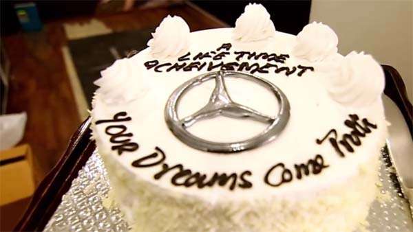 Diler mobil memesan kue khusus untuk Devarajan. Diler mobil memesan kue khusus untuk Devarajan.