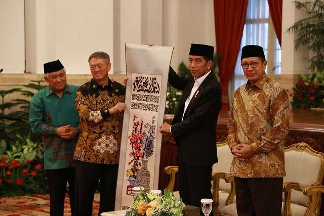 Presiden Jokowi terima Mushaf Alquran kain sutra