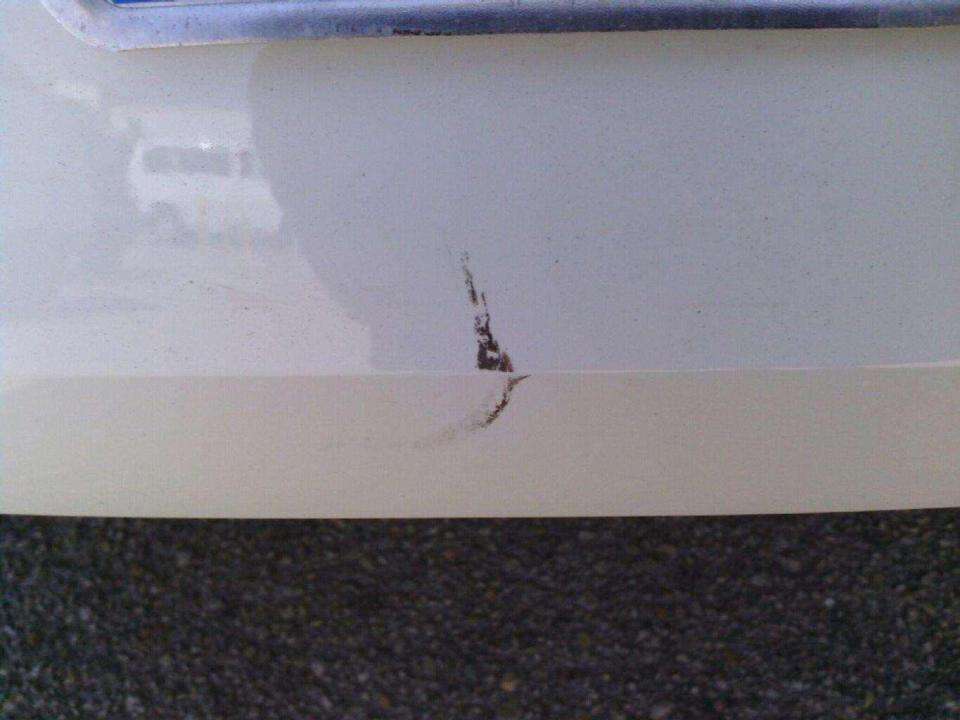 Goresan di bumper mobil sewa.