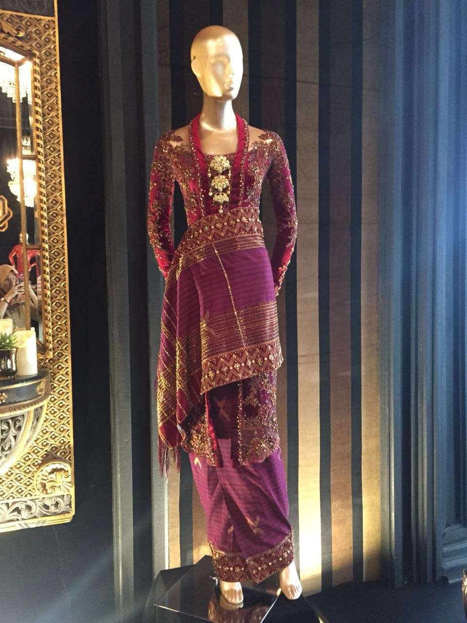 Kamu juga bisa melihat koleksi baju pengantin di sini.