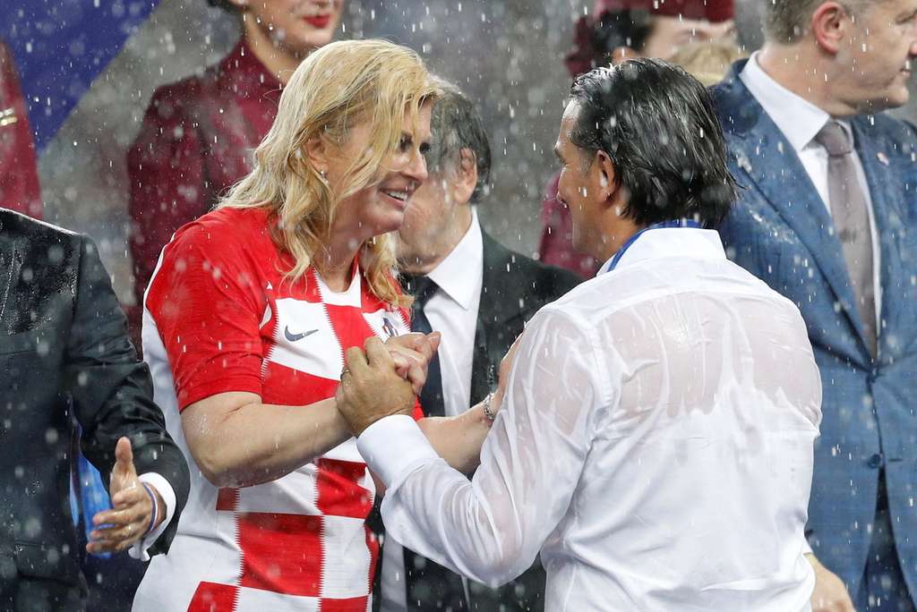 Kolinda menyemangati pelatih Kroasia, Zlatko Dalic.