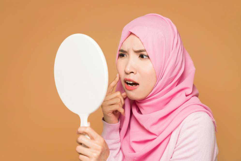 Hindari kebiasaan memencet jerawat
