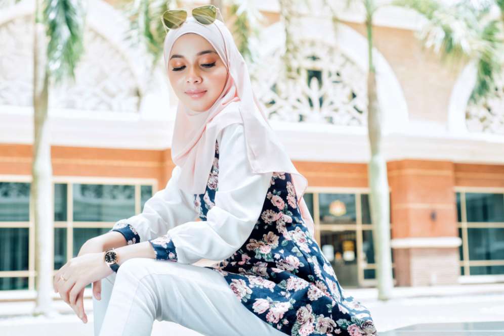 Pose Outfit Of The Day (OOTD)