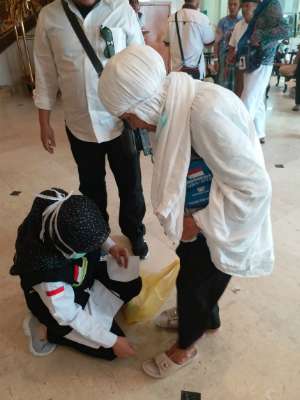 Jemaah haji Indonesia mendapatkan layanan sandal gratis.