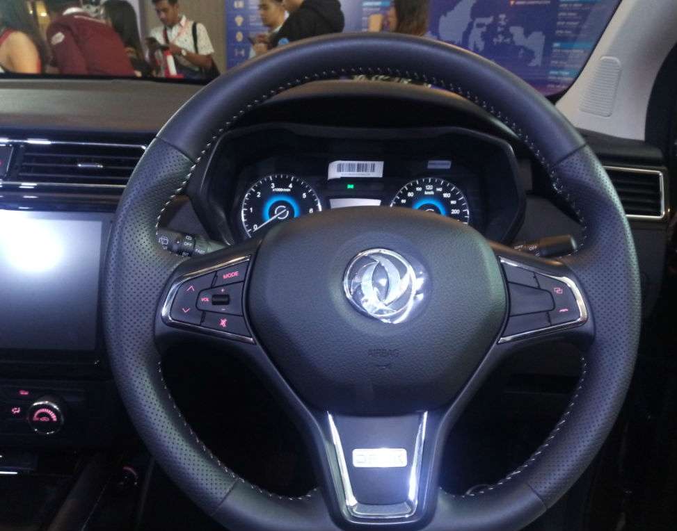 Bagian kemudi SUV Glory 580