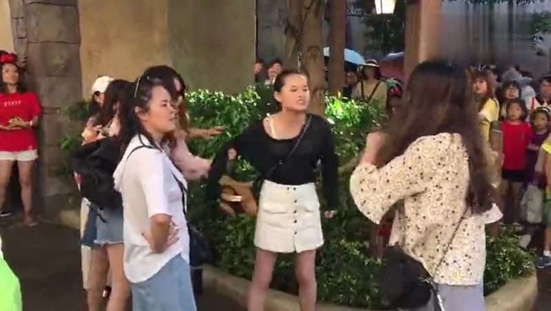 Perkelahian Disney Land