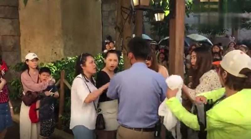 Perkelahian Disney Land