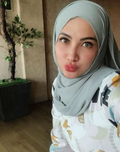 Gaya berhijab Natalie Sarah