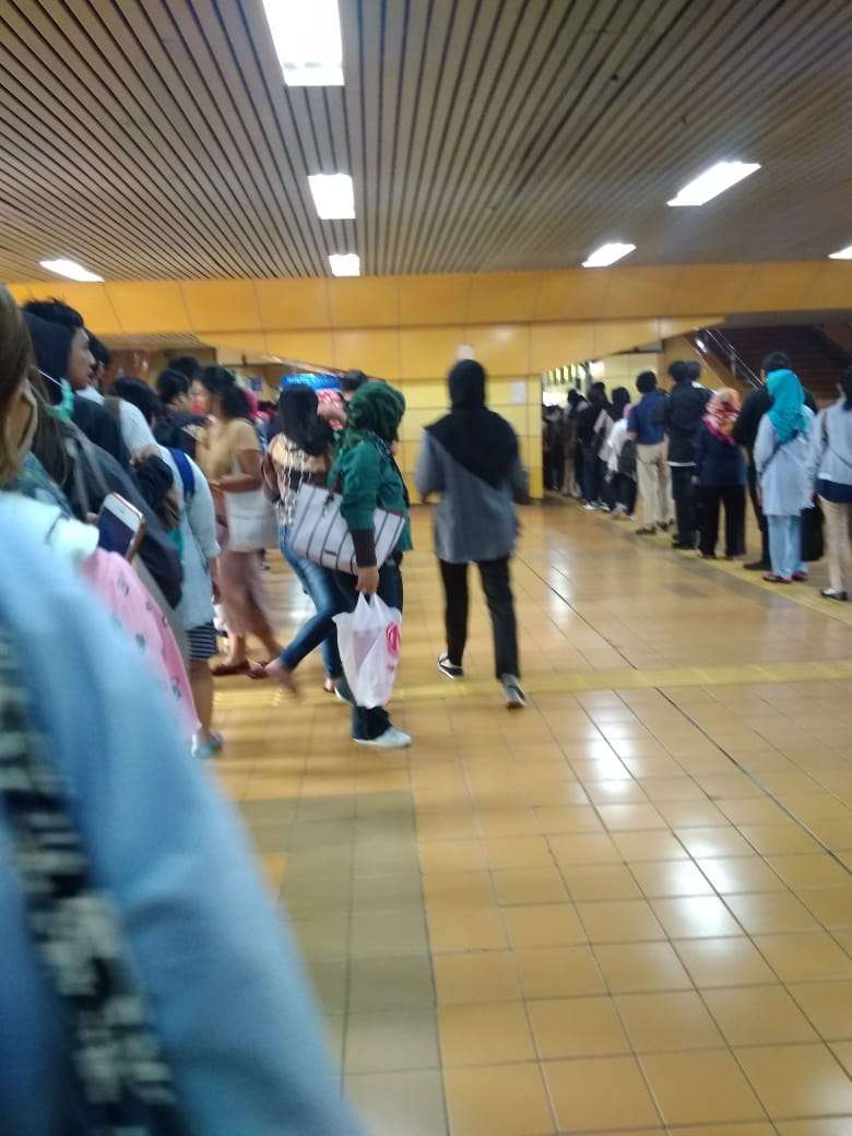 Antrean penumpang yang hendak keluar di Stasiun Gondangdia.