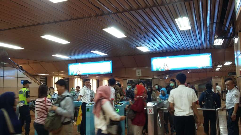 Pemisahan gate uang elektronik dan KMT/THB juga terjadi di Stasiun Cikini.