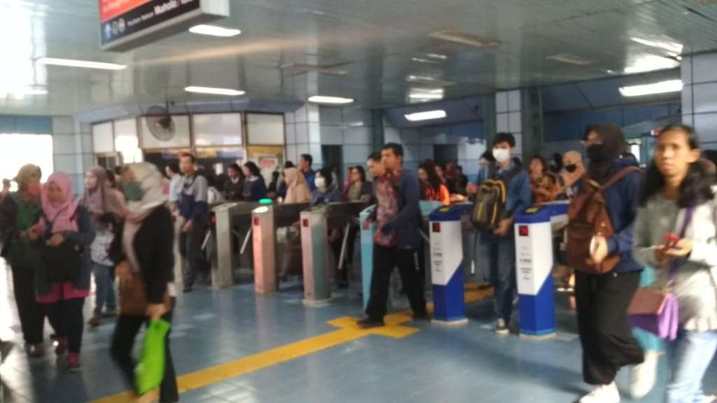 Tak ada pemisahan gate uang elektronik bank dan KMT/THB di Stasiun Juanda.