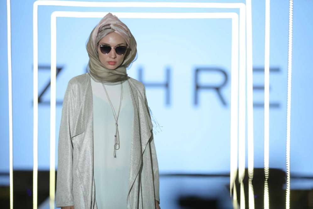 Model mengenakan koleksi dari Label Zuhre
