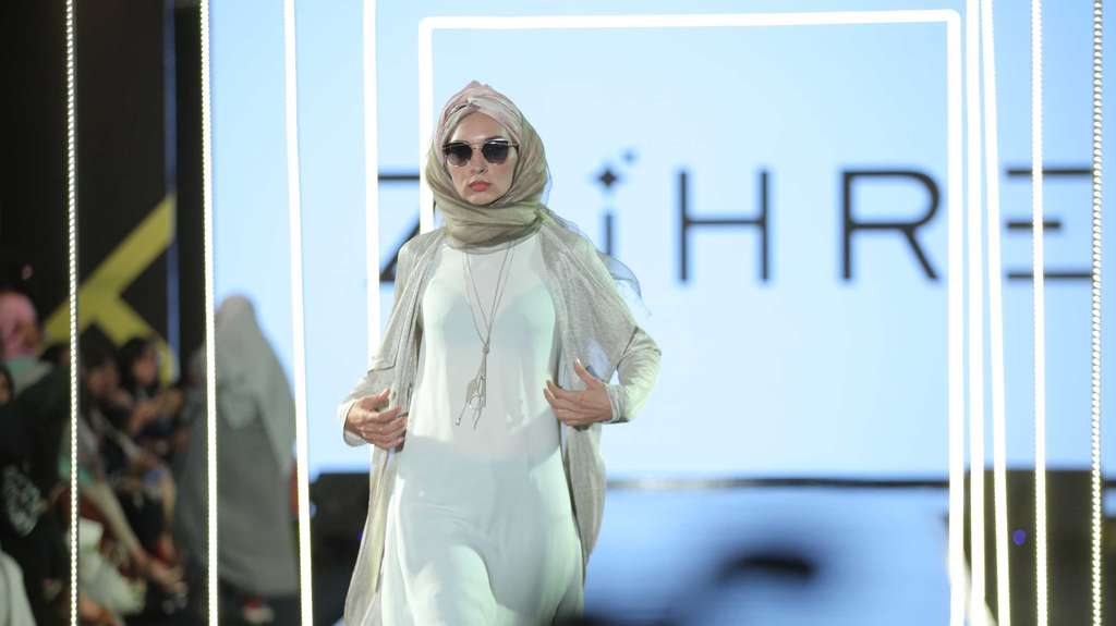 Model mengenakan koleksi dari Label Zuhre
