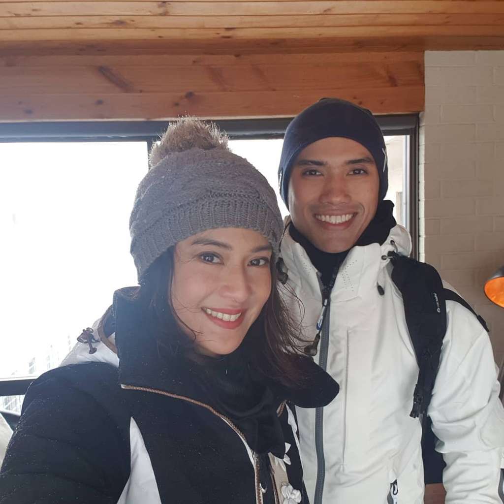 Dian Sastro dan suami