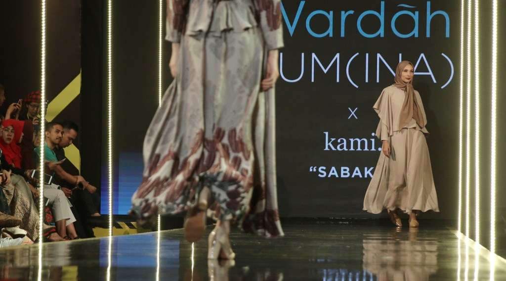 Koleksi ini didominasi oleh warna cokelat.