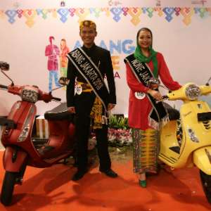 Abang None Jakarta mendapatkan vespa gratis.