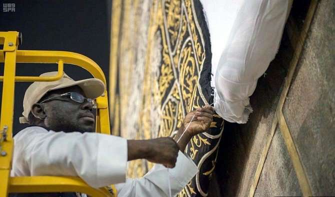 Pemasangan kain putih pada kiswah Kabah