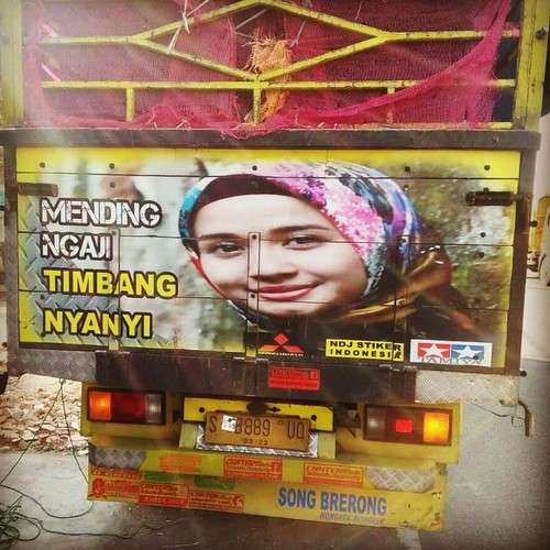 Tulisan di Belakang Truk