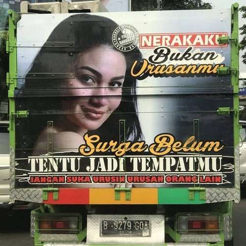 Tulisan di Belakang Truk