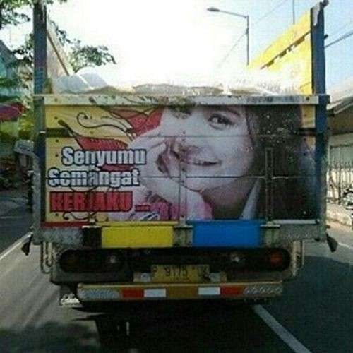 Tulisan di Belakang Truk