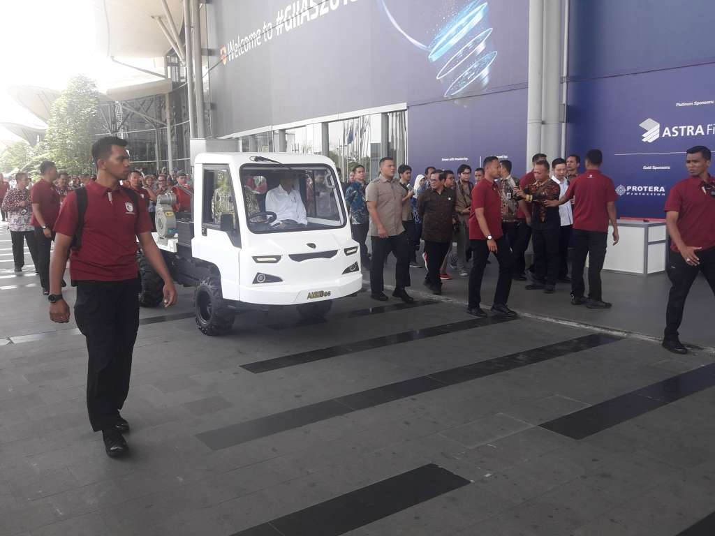 Jokowi mencoba mobil AMMDes di sekitar ICE BSD.