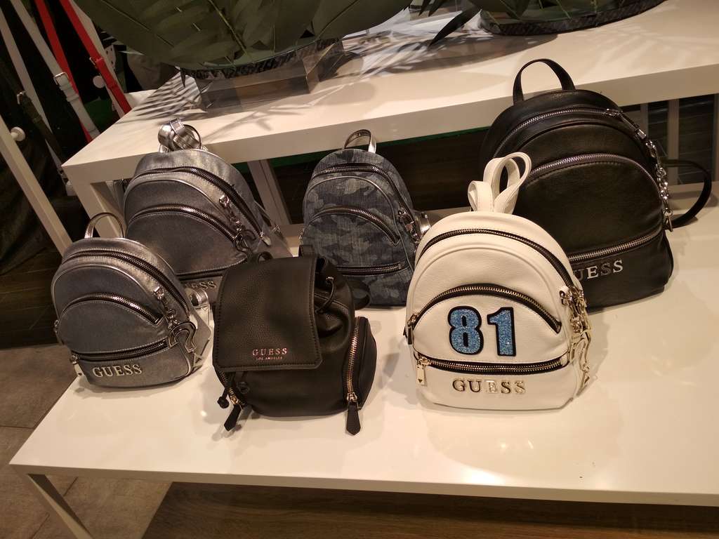 Koleksi tas GUESS (1)