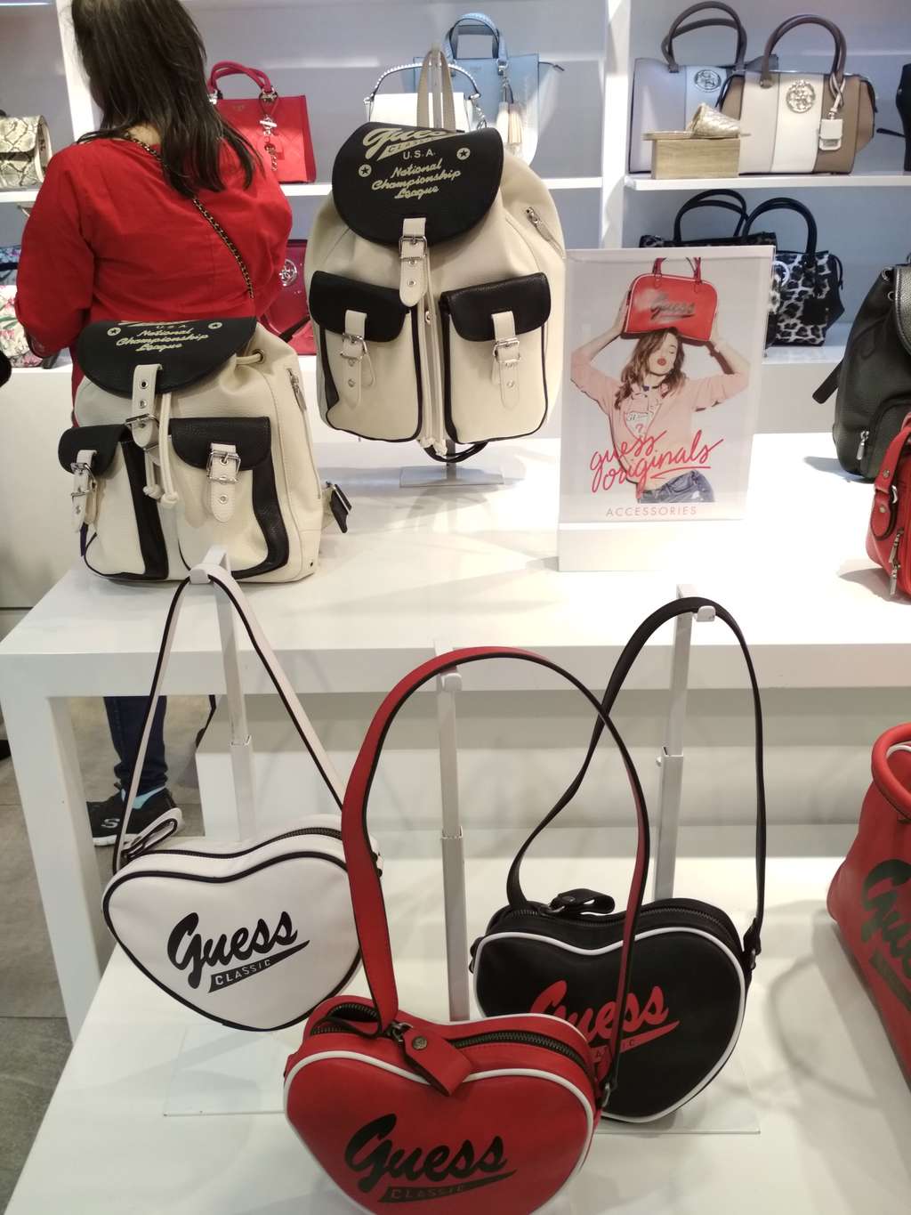 Koleksi tas GUESS (2)