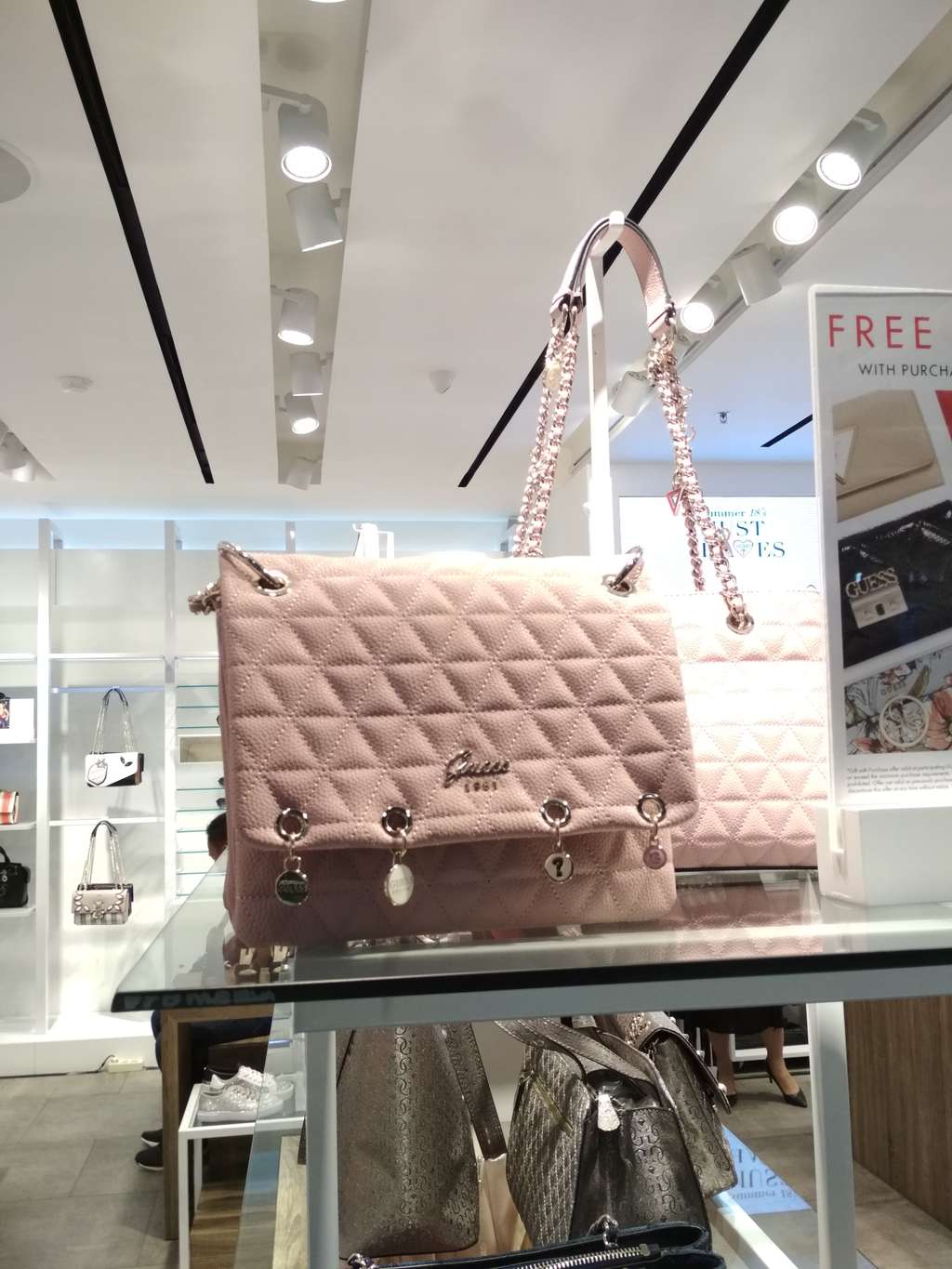 Koleksi tas GUESS (3)