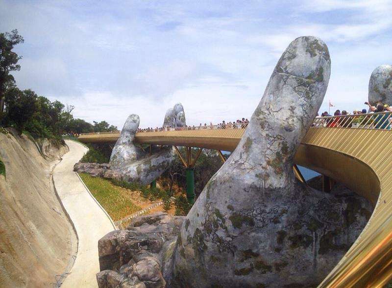 Jembatan Emas yang unik di Vietnam
