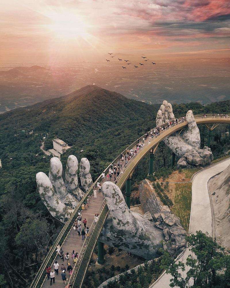Jembatan Emas yang unik di Vietnam