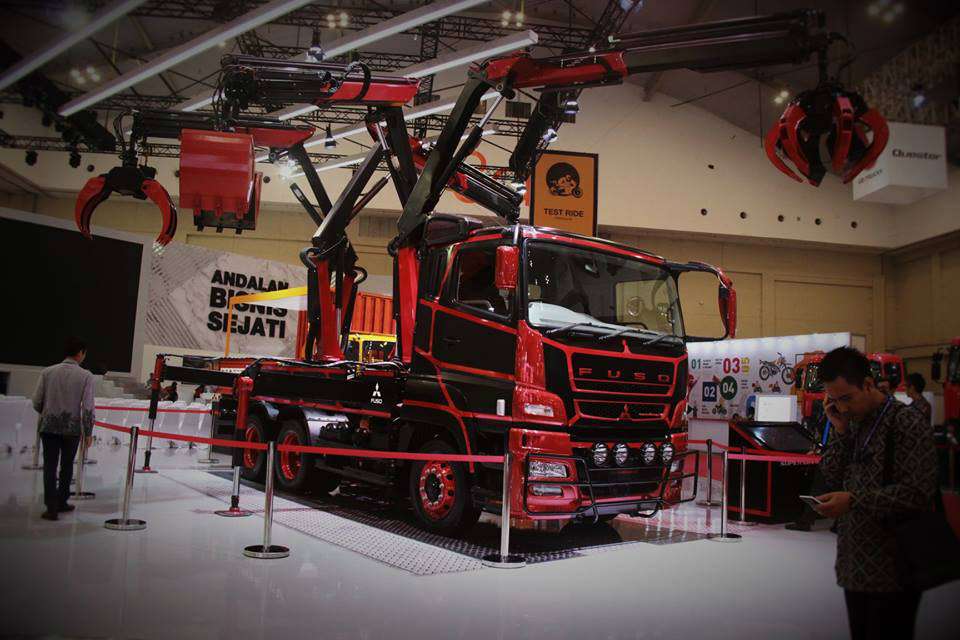 Truk laba-laba Mitsubishi.