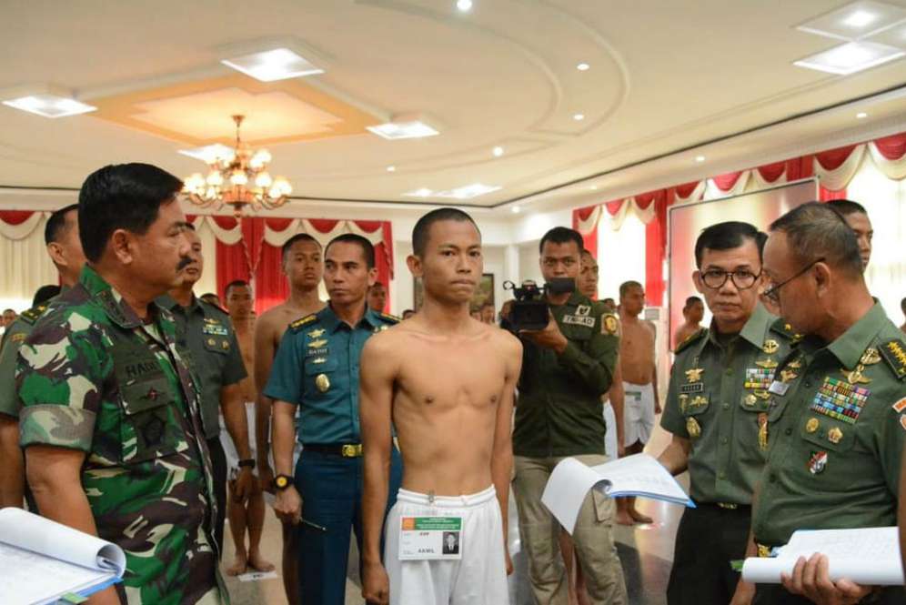 Imron Ichwani menjalani pemeriksaan fisik disaksikan Panglima TNI
