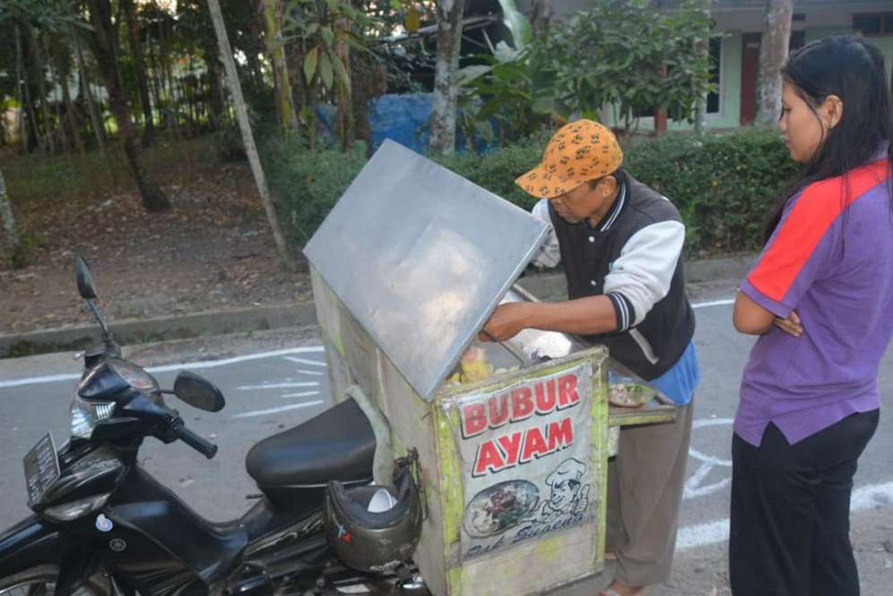Ayah Imron jualan bubur ayam