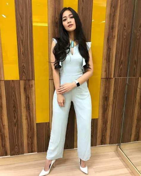 Gracia Indri mengenakan Jumpsuit