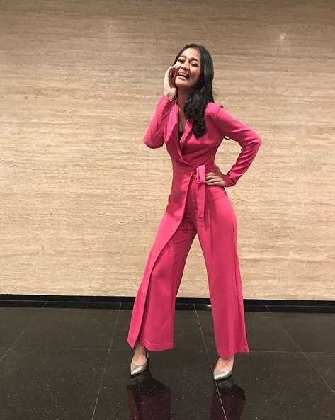 Gracai Indri mengenakan Jumpsuit