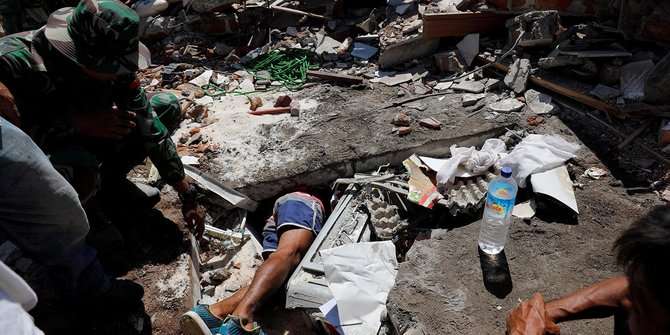 Pencarian korban Gempa Lombok. ©REUTERS/Beawiharta Pencarian korban Gempa Lombok. ©REUTERS/Beawiharta