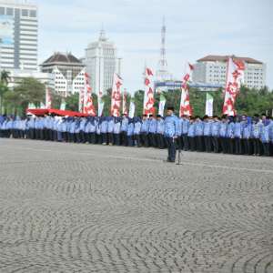 PNS sedang upacara.